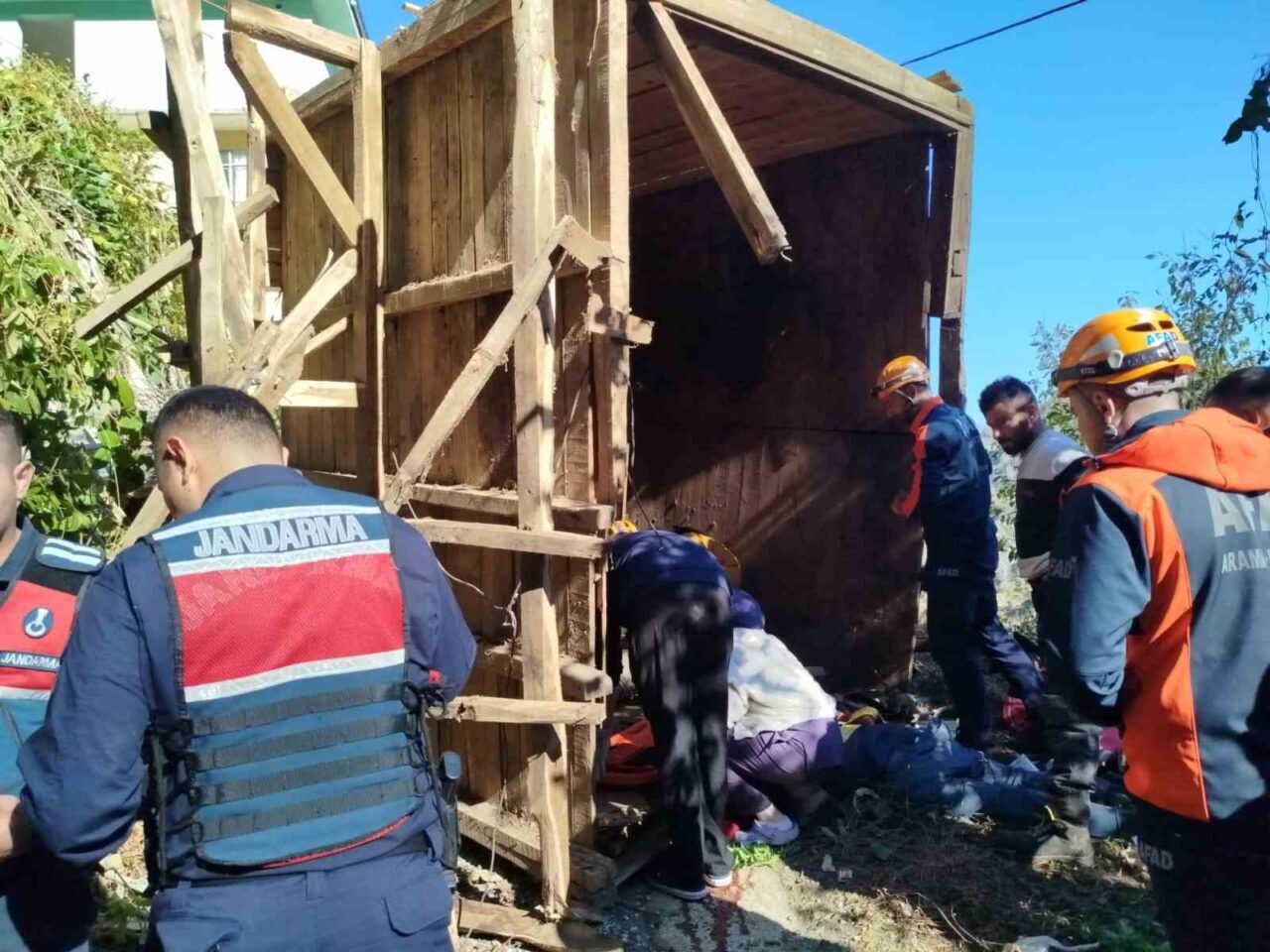 Rize'nin Çayeli ilçesindeki Erenler köyünde ahşap bir yapı çöktü. Olayda