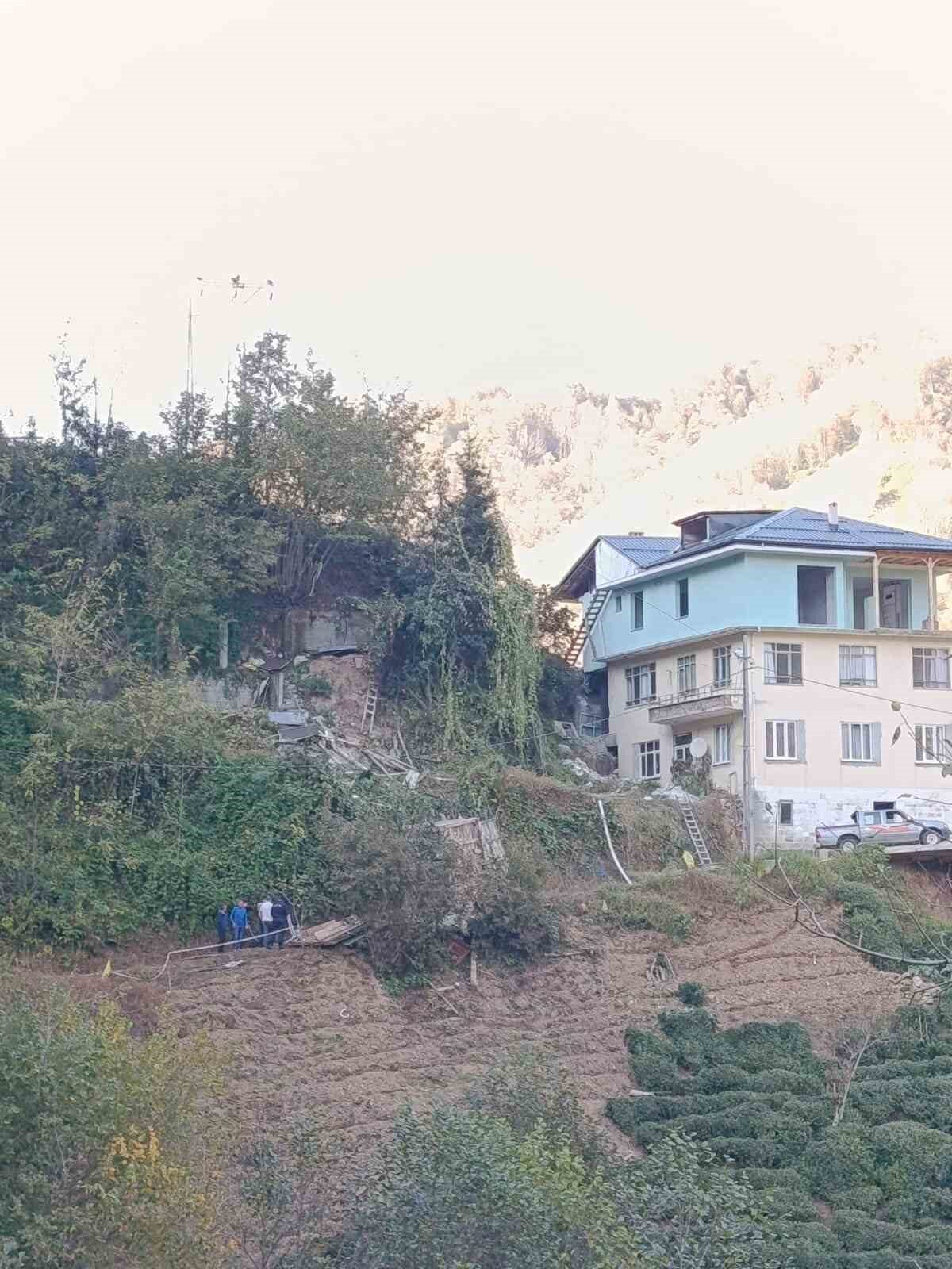 Rize'nin Çayeli ilçesindeki Erenler köyünde, arı kovanları için kullanılan ahşap