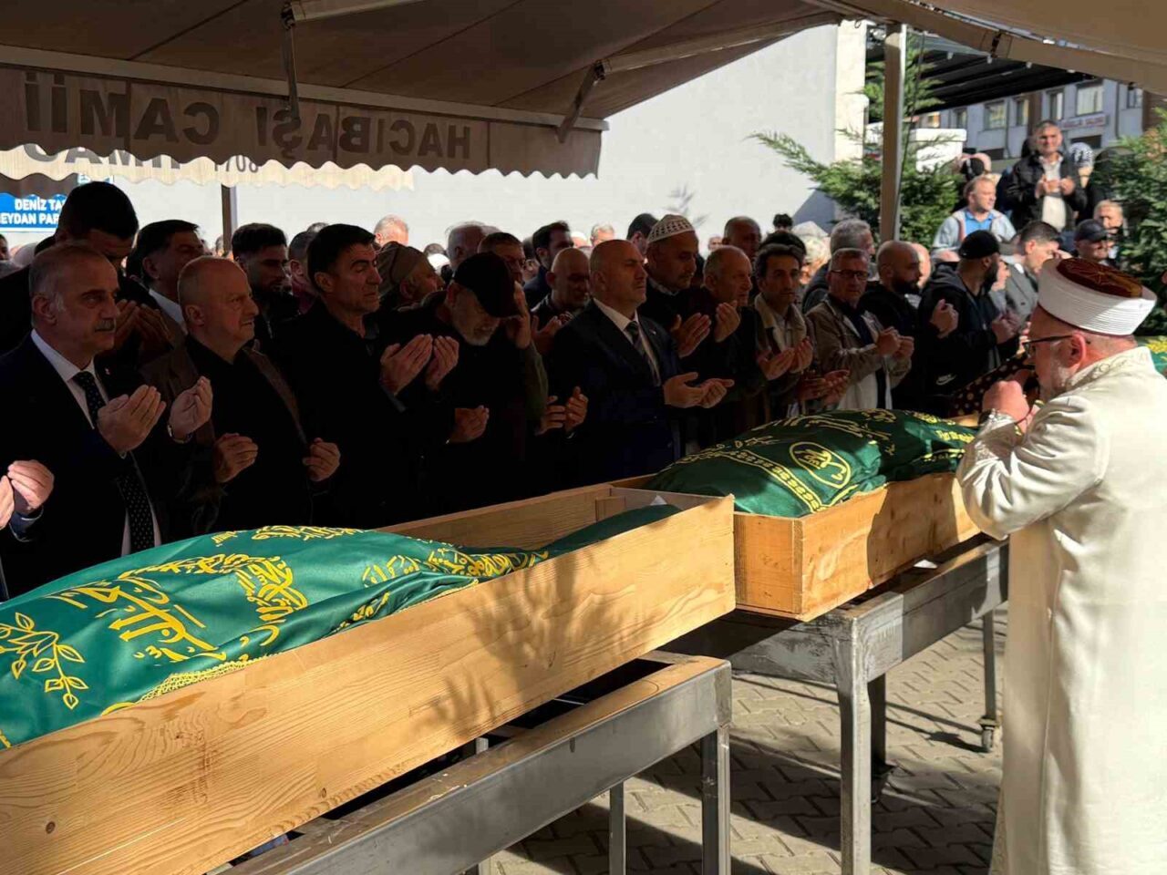 Rize'nin Çayeli ilçesinde Erenler köyünde arı kovanları için kurulan ahşap