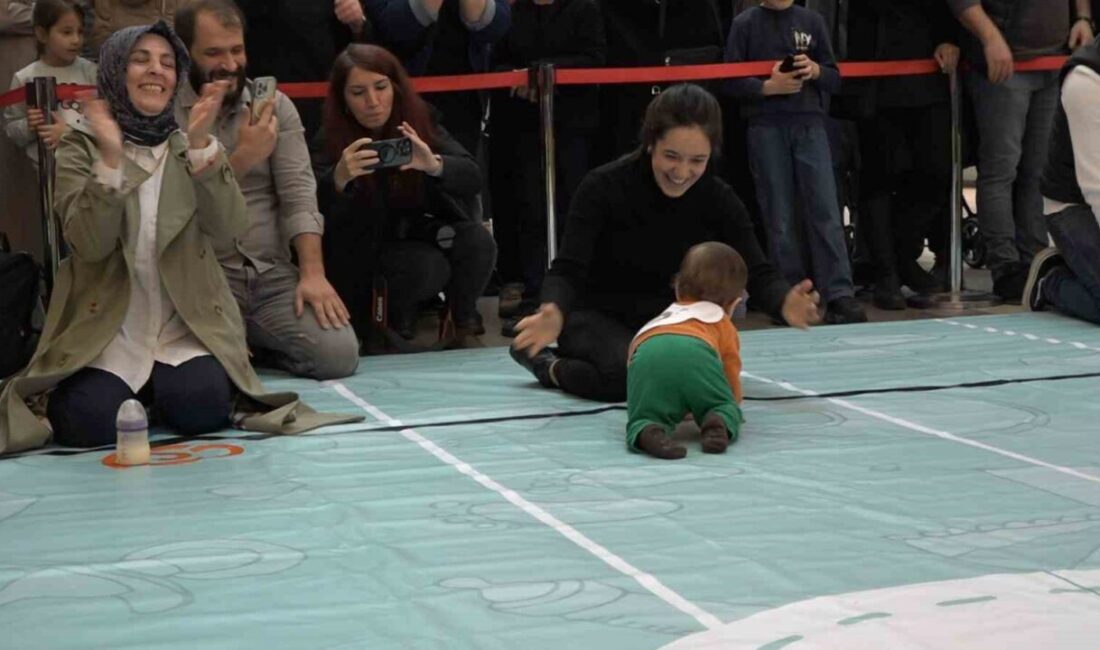 Rize’deki Bebek Emekleme Yarışması’nda Ailelerin Yarıştığı Renkli Anlar Yaşandı Rize'deki alışveriş merkezinde düzenlenen bebek emekleme yarışmasında aileler, miniklerden daha