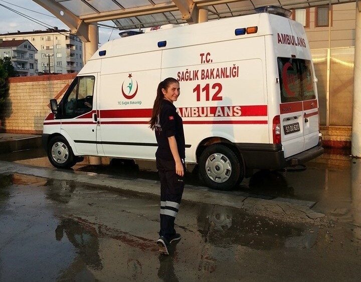 Rize'de 27 Ekim 2025'te ambulanstan inerek yola geçmeye çalışan 37