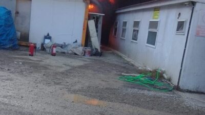 Rize'nin Güneysu ilçesindeki bir inşaat şantiyesinde çıkan yangın, itfaiye ekiplerinin