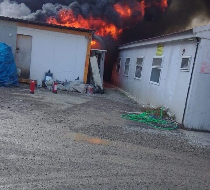 Rize’deki inşaat şantiyesinde çıkan yangın itfaiye ekiplerinin müdahalesiyle söndürüldü Rize'nin Güneysu ilçesindeki bir inşaat şantiyesinde çıkan yangın, itfaiye ekiplerinin