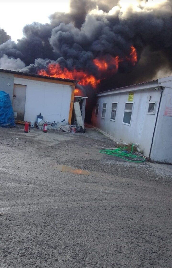 Rize'nin Güneysu ilçesindeki bir inşaat şantiyesinde çıkan yangın, itfaiye ekiplerinin