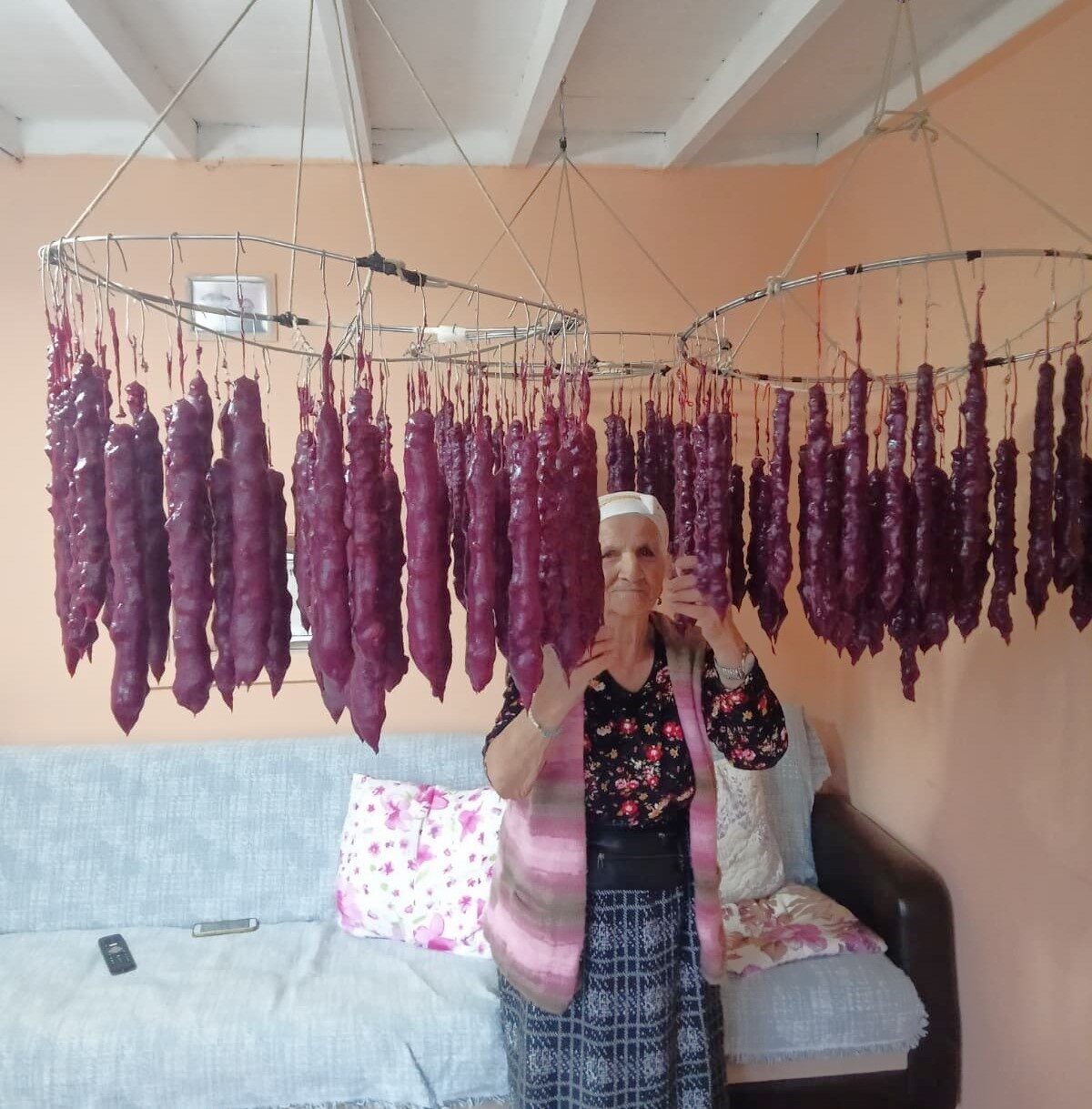 Rize'nin Derepazarı ilçesindeki 63 yaşındaki emekli Metin Çelik, yöresel bir