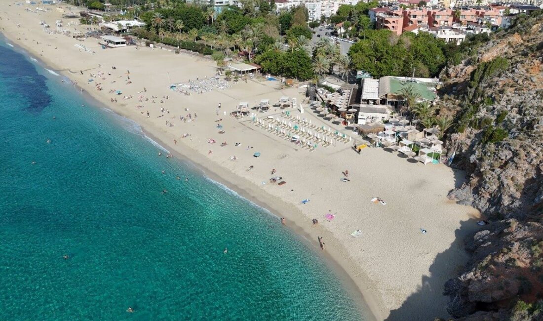 Alanya'nın Kleopatra Plajı, Kasım sonlarında hava sıcaklığının 24 dereceye çıkmasıyla