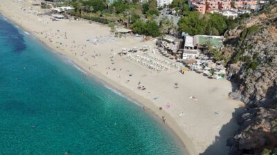 Alanya'nın Kleopatra Plajı, Kasım sonlarında hava sıcaklığının 24 dereceye çıkmasıyla