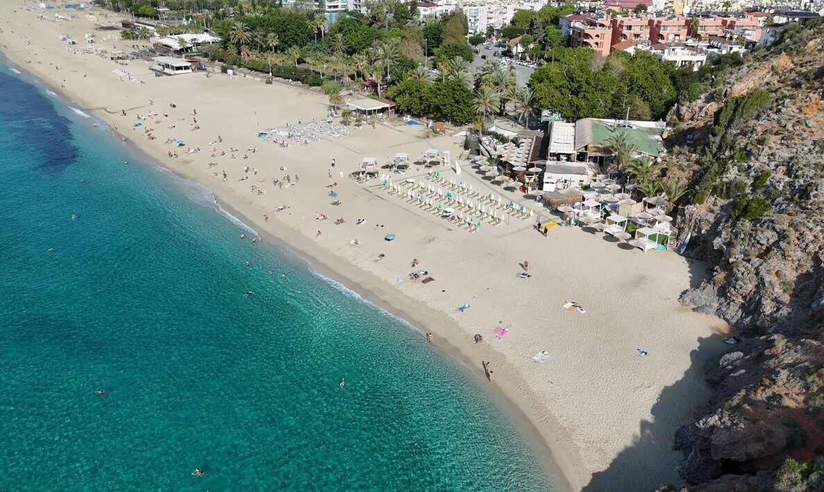 Alanya'nın Kleopatra Plajı, Kasım sonlarında hava sıcaklığının 24 dereceye çıkmasıyla