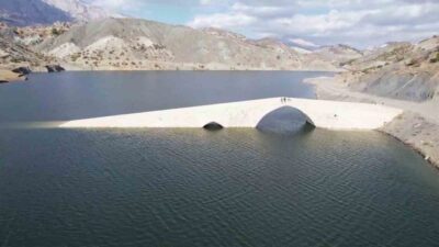 Adıyaman'ın Gölbaşı ilçesindeki 1500 yıllık Altınlı Köprüsü, Çetintepe Barajı'nın sularında