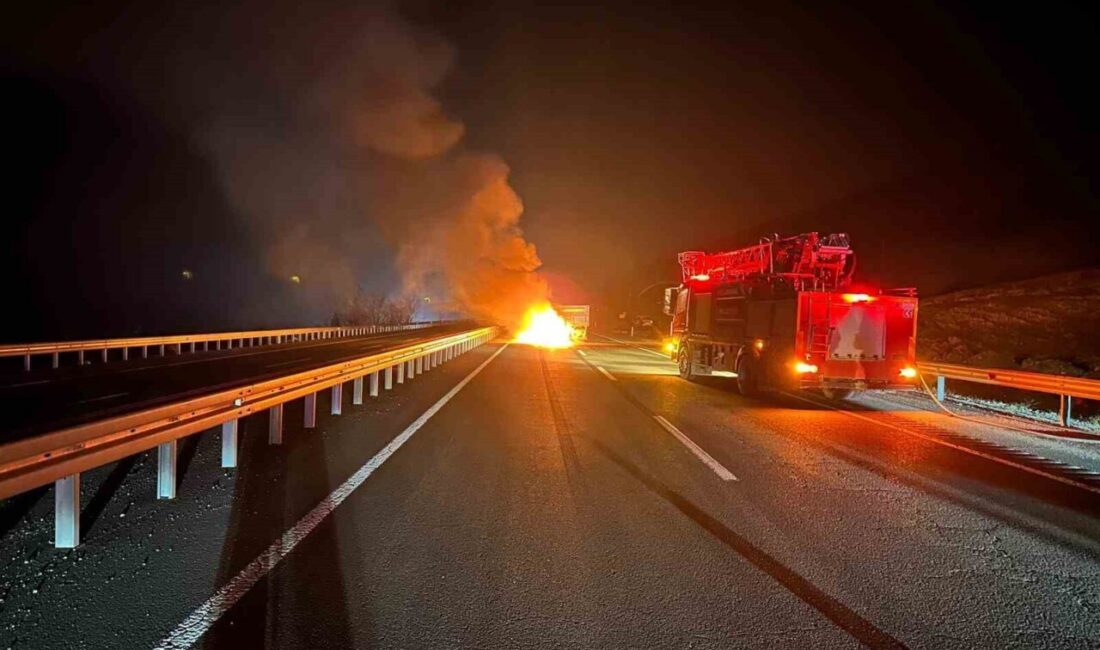 Elazığ’da traktör römorkuna çarpan otomobil yangın çıktı, 2 yaralı var Elazığ-Bingöl karayolunda bir otomobil, traktör römorkuna çarparak alev aldı. İki