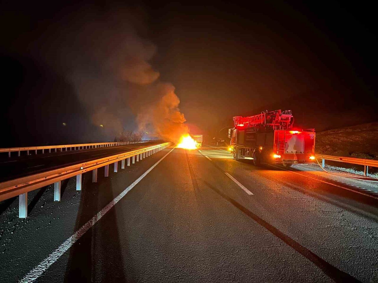 Elazığ-Bingöl karayolunda bir otomobil, traktör römorkuna çarparak alev aldı. İki
