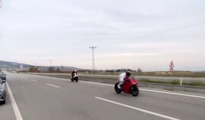 Eskişehir’in Tepebaşı ilçesindeki Sarıcakaya Caddesi'nde iki motosikletlinin trafiğe kapalı olmayan