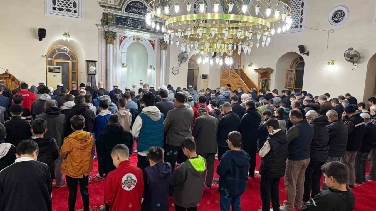 Manisa'nın Turgutlu ilçesindeki üç imam hatip ortaokulu, sabah namazında bir