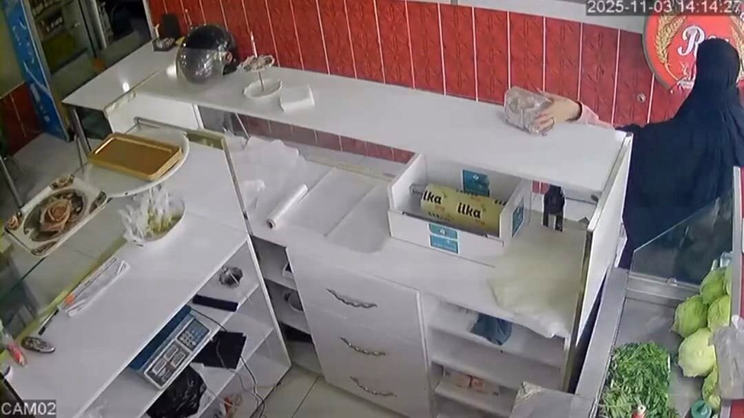 Şanlıurfa'nın Siverek ilçesinde bir kadın, çocuğuyla çiğköfteciye girerek tezgahtaki sadaka