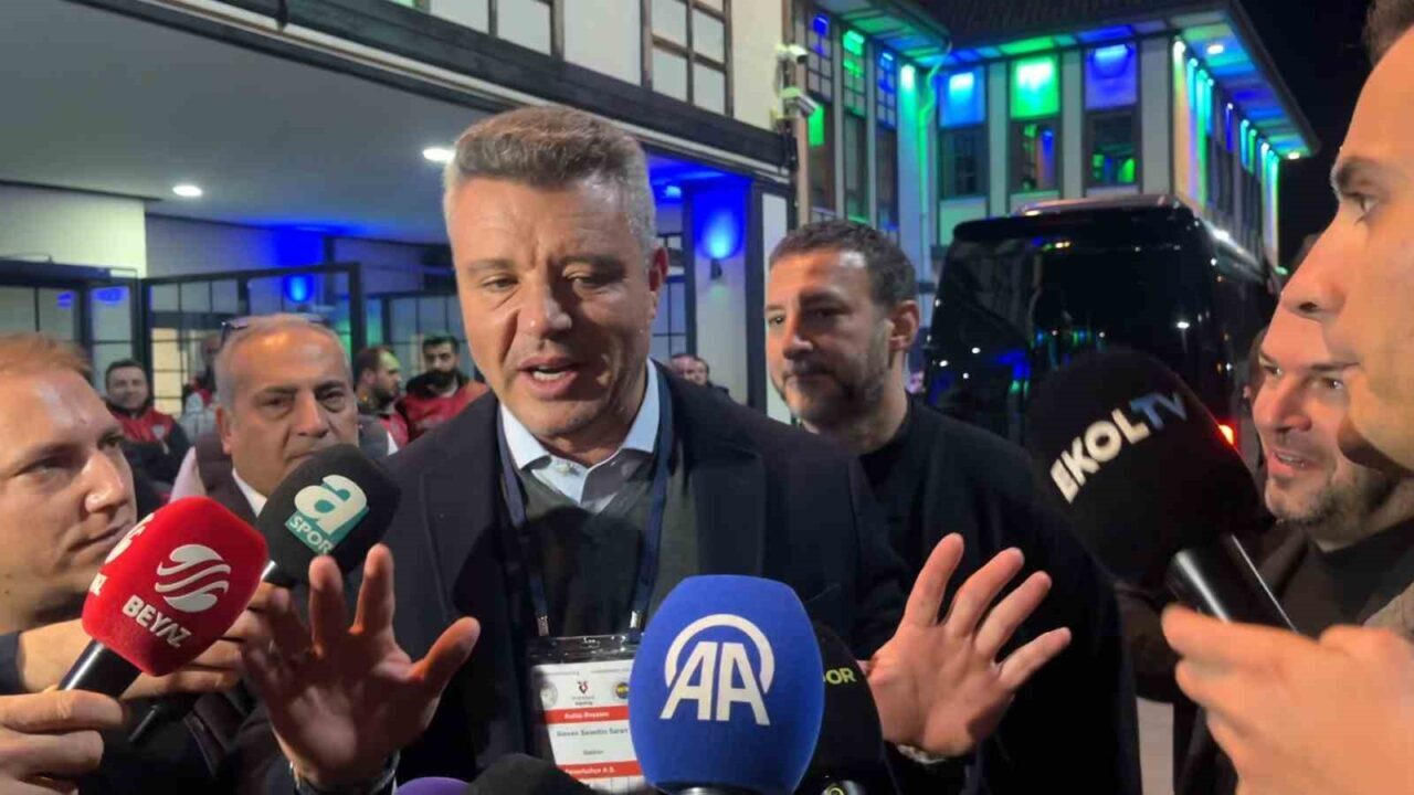 Fenerbahçe'nin Başkanı Sadettin Saran, Çaykur Rizespor'u 5-2 yenmenin ardından taraftarların
