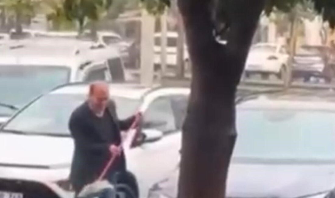 Yağmurda Oto Yıkama: Batman’da Sürücü, Araç Fırçalayarak Eğlenceli Anlar Yarattı Batman'da bir sürücü, yoğun yağmurda aracıyla yol kenarına çekilip köpük