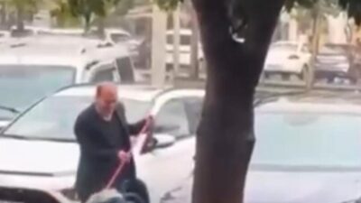 Batman'da bir sürücü, yoğun yağmurda aracıyla yol kenarına çekilip köpük