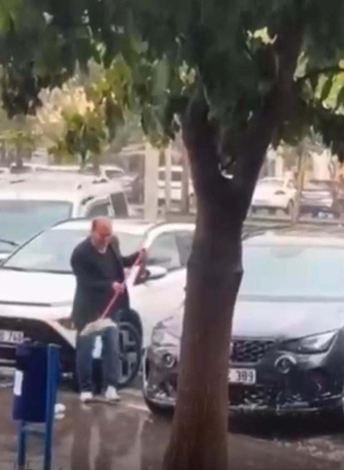 Batman'da bir sürücü, yoğun yağmurda aracıyla yol kenarına çekilip köpük