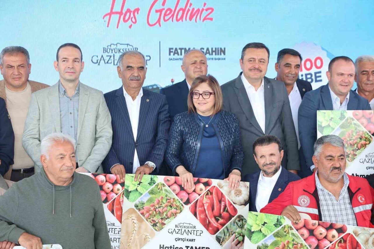 Gaziantep Büyükşehir Belediye Başkanı Fatma Şahin, Nizip'te çiftçilerle bir araya