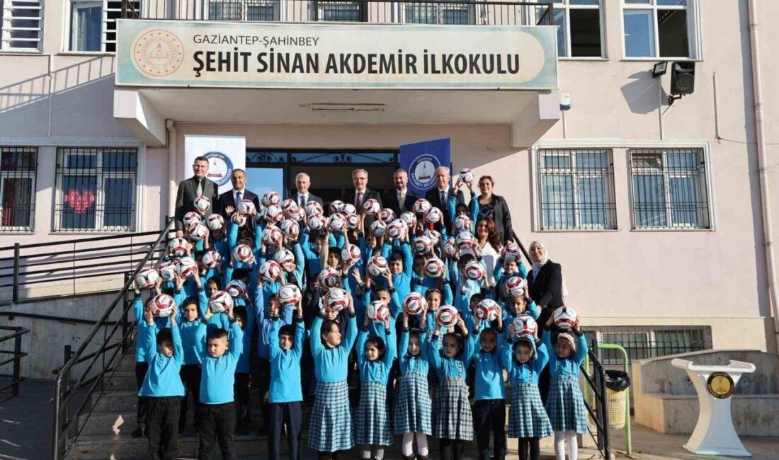 Şahinbey Belediye Başkanı Tahmazoğlu’ndan Temiz Okul Projesi: Öğrencilere Futbol Topu Hediye Edildi Şahinbey Belediye Başkanı Mehmet Tahmazoğlu, ilkokul öğrencilerine çevre bilinci kazandırmak