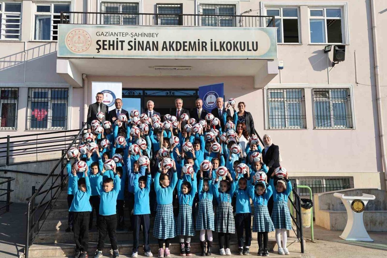 Şahinbey Belediye Başkanı Mehmet Tahmazoğlu, ilkokul öğrencilerine çevre bilinci kazandırmak