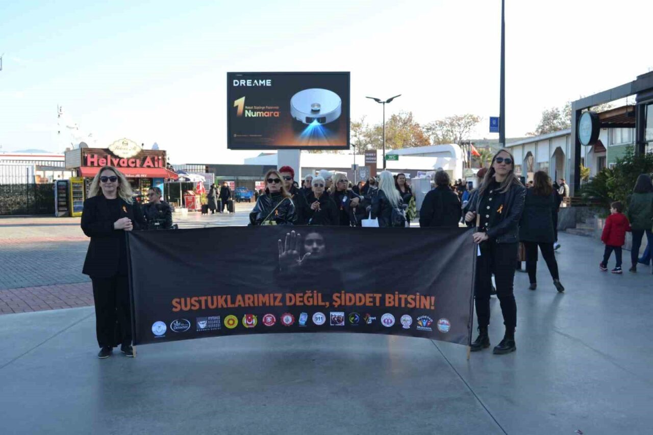 Mudanya'da 25 Kasım Kadına Yönelik Şiddetle Mücadele Günü'nde düzenlenen etkinlikte,