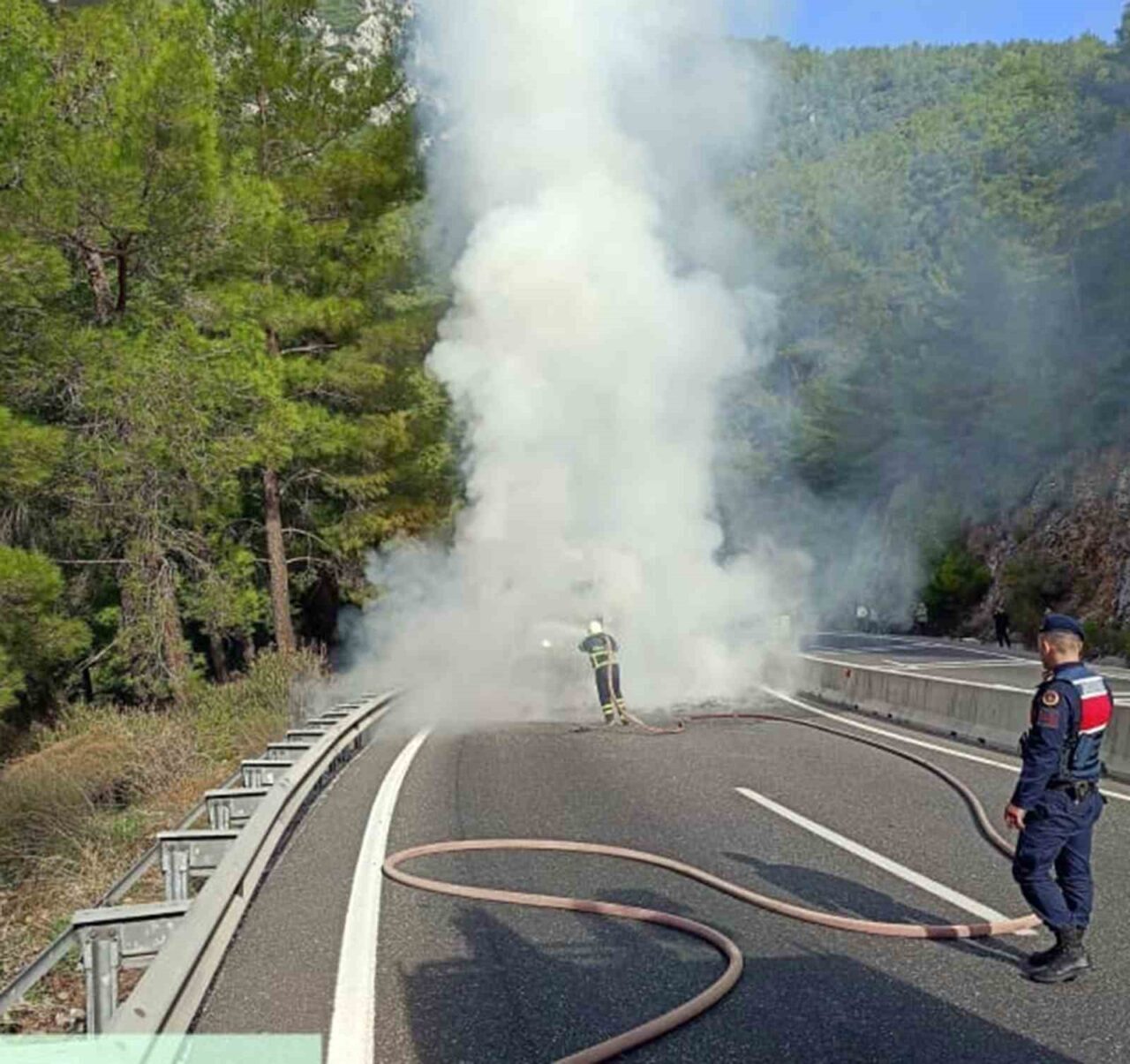 Gökova Sakartepe rampasında, Muğla Büyükşehir Belediyesi'ne ait damperli bir kamyon