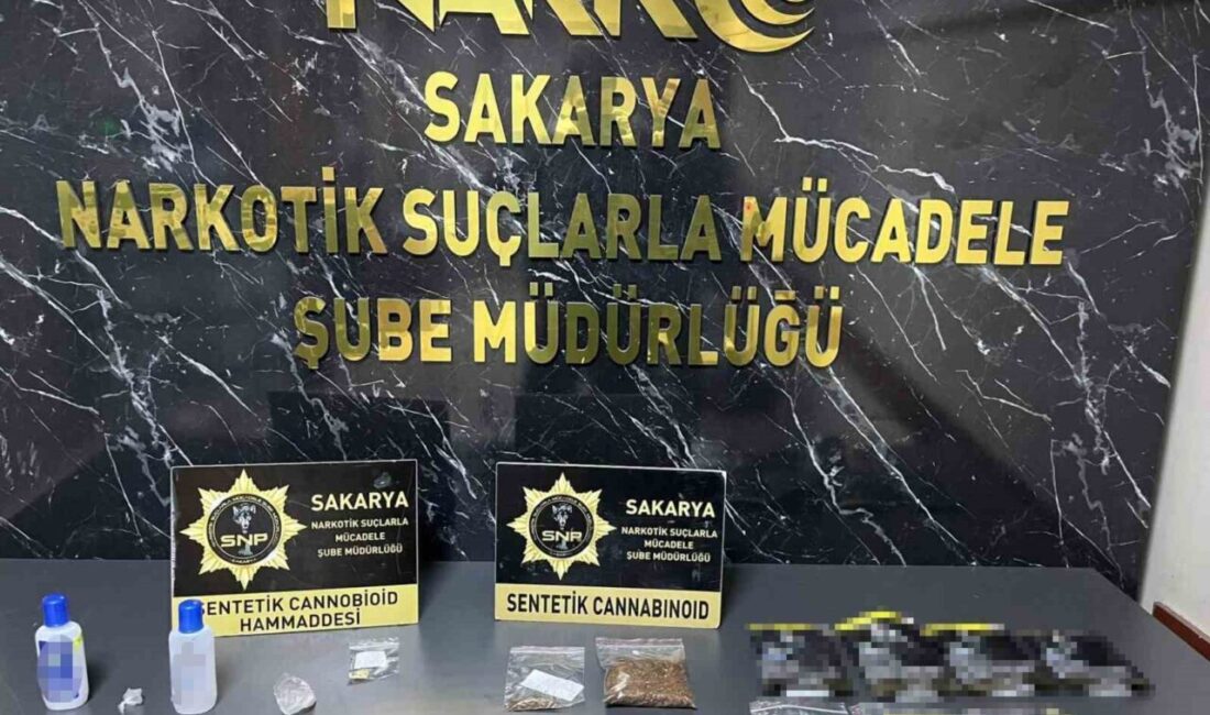 Sakarya’da Uyuşturucu Operasyonları: 4 Şüpheli Gözaltına Alındı Sakarya'nın Adapazarı, Arifiye ve Akyazı ilçelerinde düzenlenen uyuşturucu operasyonlarında K.A.,