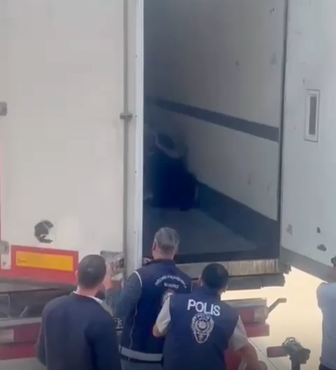 Sakarya'da gerçekleştirilen operasyonda, 24 düzensiz Afgan göçmen yakalanırken, aracın sürücüsü