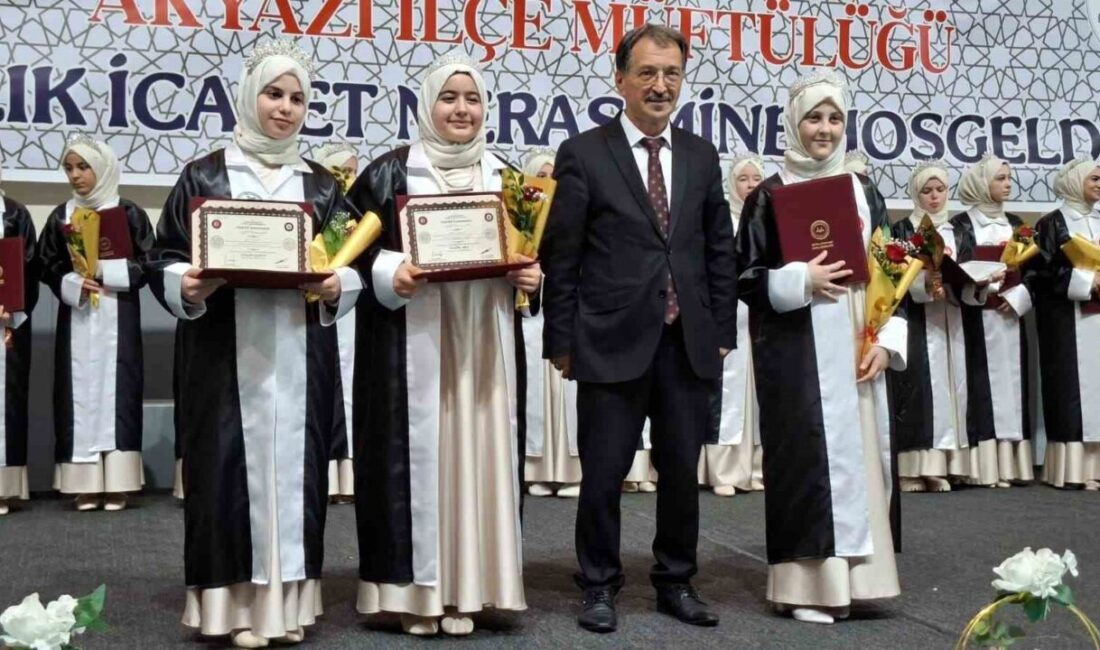 Sakarya’nın Akyazı ilçesinde 27 öğrenciye hafızlık belgeleri ve taçları törenle