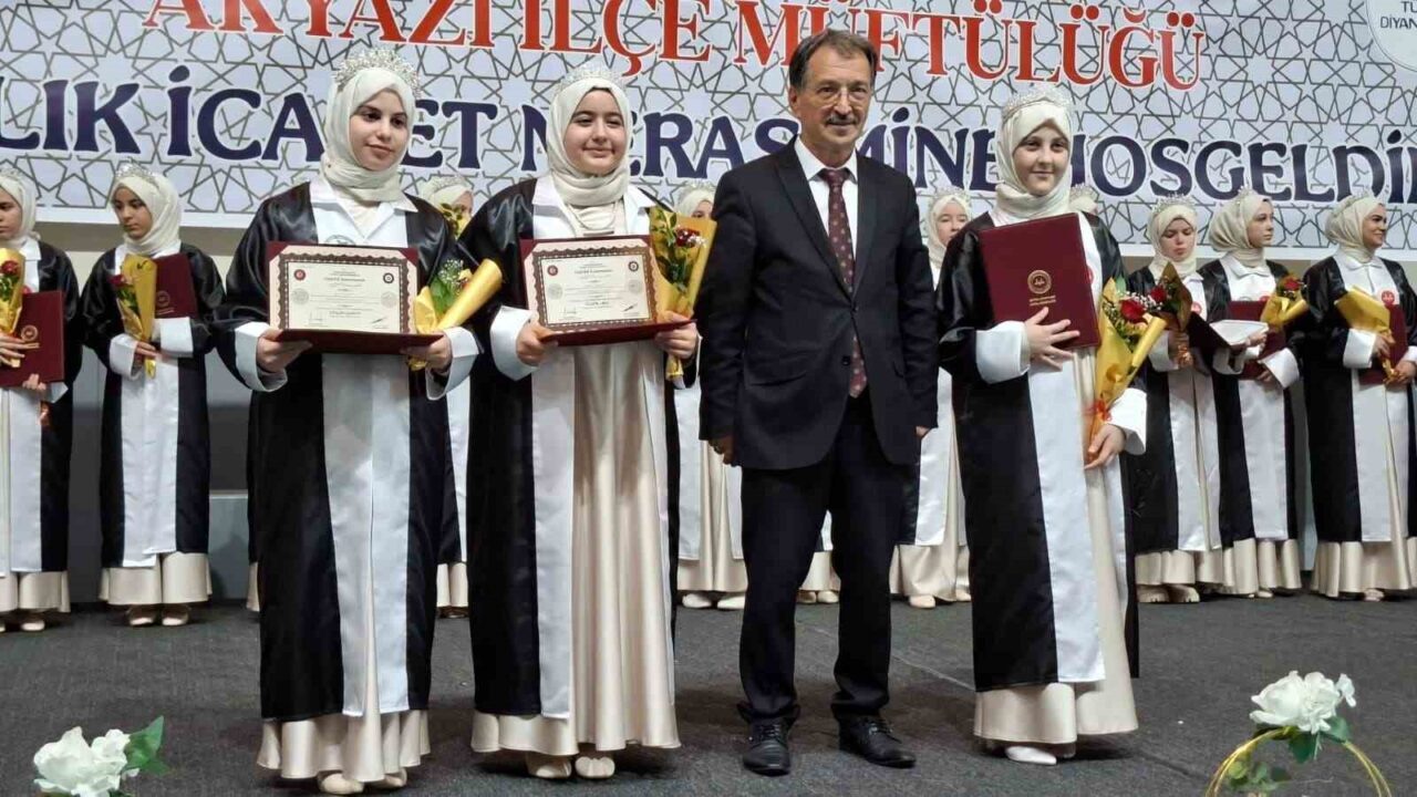 Akyazı’da düzenlenen hafızlık icazet merasiminde 27 öğrenciye belgeleri ve taçları verildi