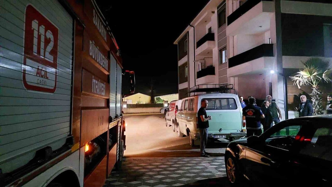 Akyazı’da 4 Yaşındaki Çocuk, Marketteki Ailesi Dönünce Kilitli Kaldığı Evde İtfaiye tarafından Kurtarıldı