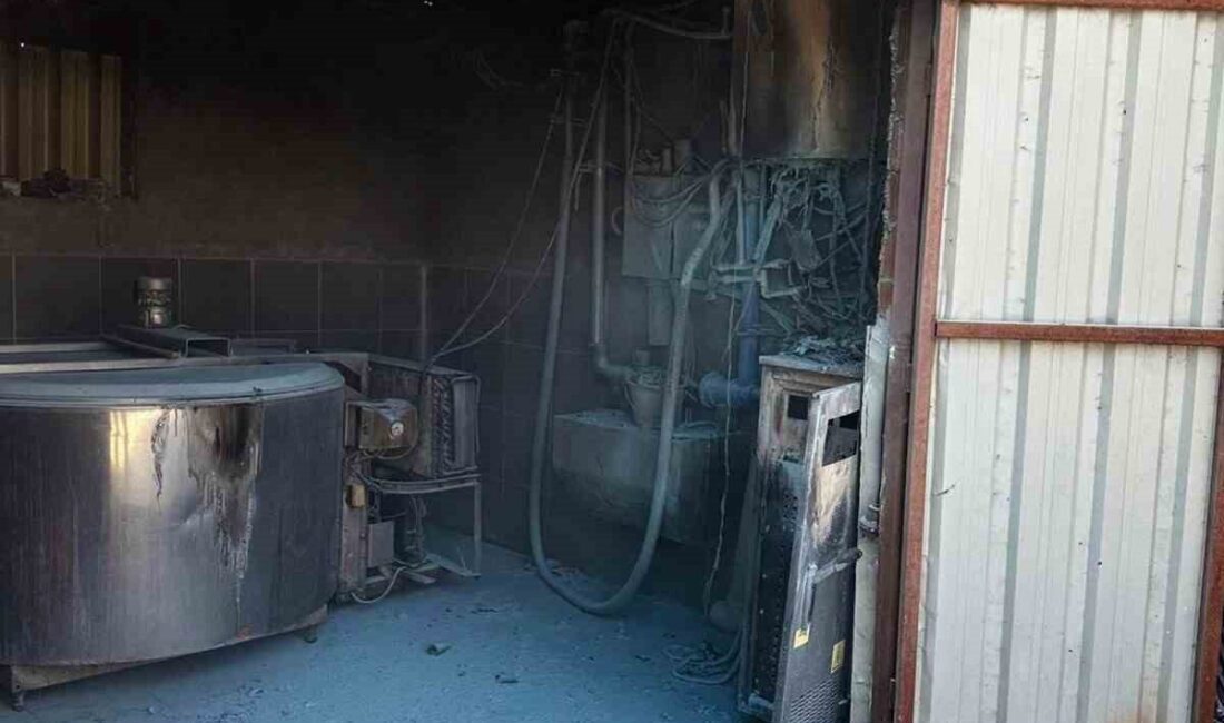 Kaynarca’da Ahırda Yangın: Süt Sağım Ünitesinde 400 Bin Liralık Zarar Meydana Geldi Sakarya'nın Kaynarca ilçesinde M.E.'ye ait süt sağım ünitesinde çıkan yangında