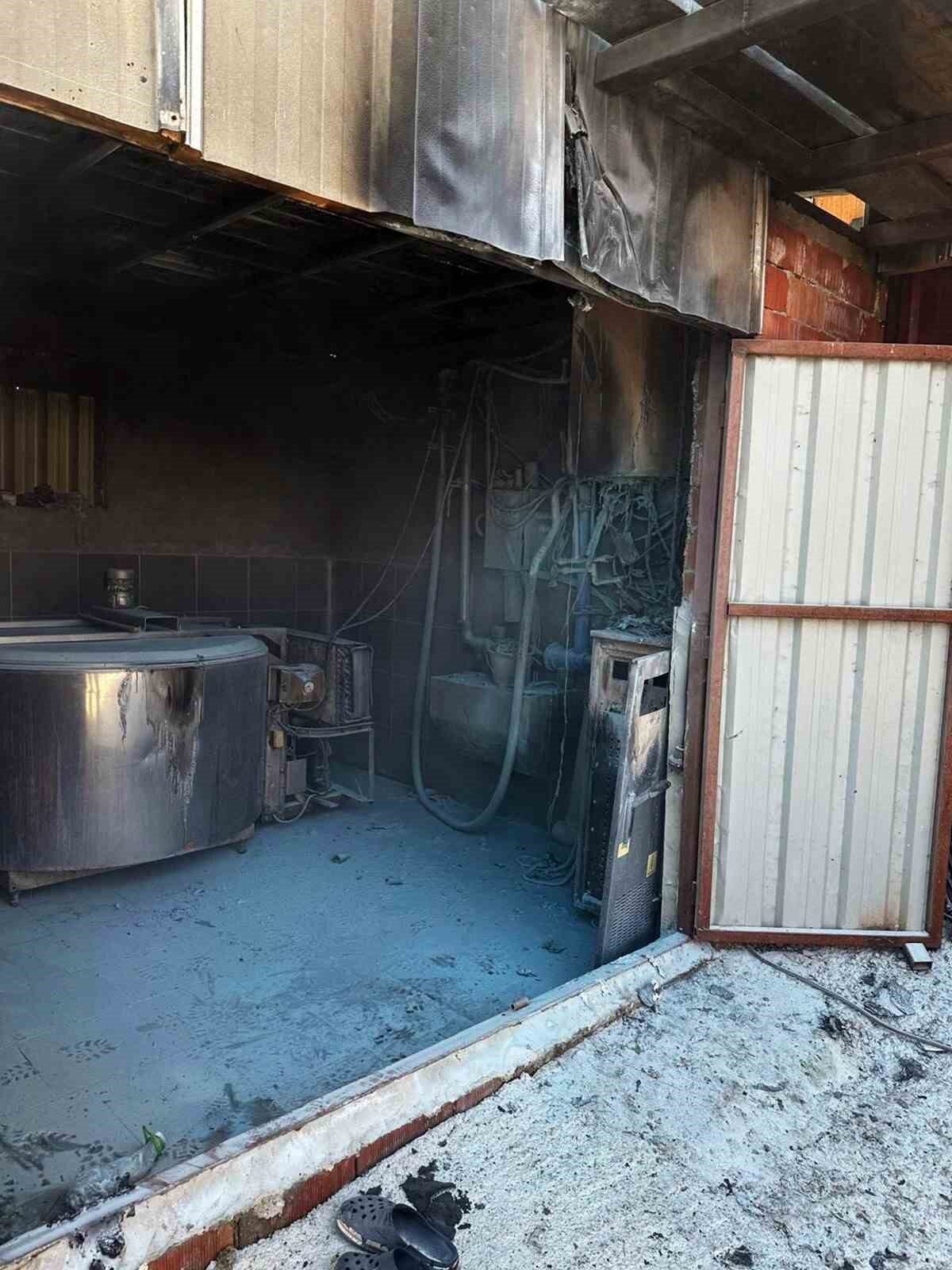 Sakarya'nın Kaynarca ilçesinde M.E.'ye ait süt sağım ünitesinde çıkan yangında