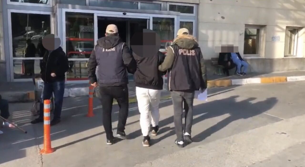 Sakarya'nın Arifiye ilçesinde DEAŞ terör örgütüyle bağlantılı olduğu belirlenen bir