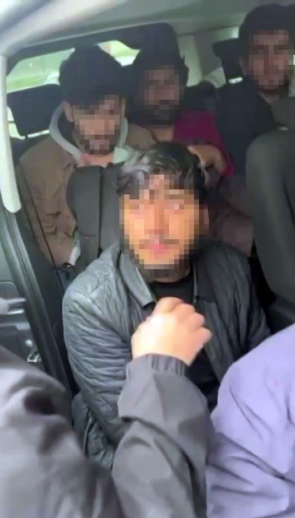 Sakarya'da gerçekleştirilen operasyonda polis, göçmen kaçakçılığına müdahale ederek 13 düzensiz