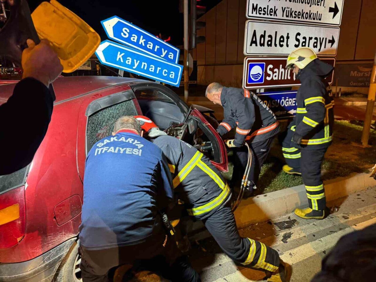 Sakarya’nın Karasu ilçesinde iki otomobilin çarpışması sonucu 5 kişi yaralandı.