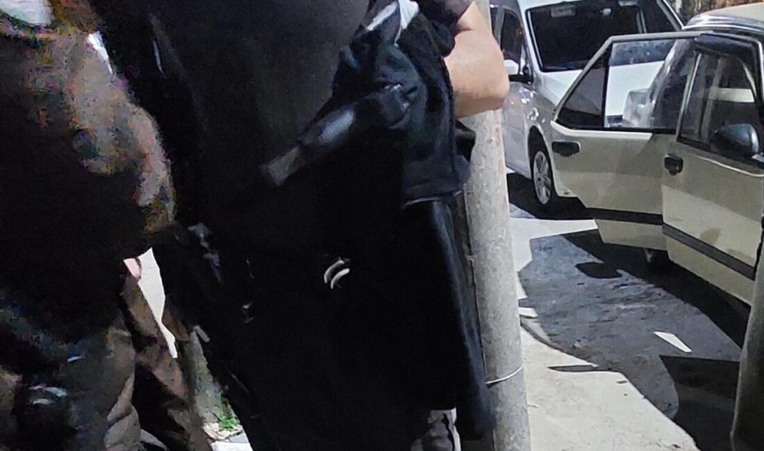 Sakarya'nın Akyazı ilçesinde düzenlenen trafik denetiminde, ruhsatsız silah ele geçirildi.