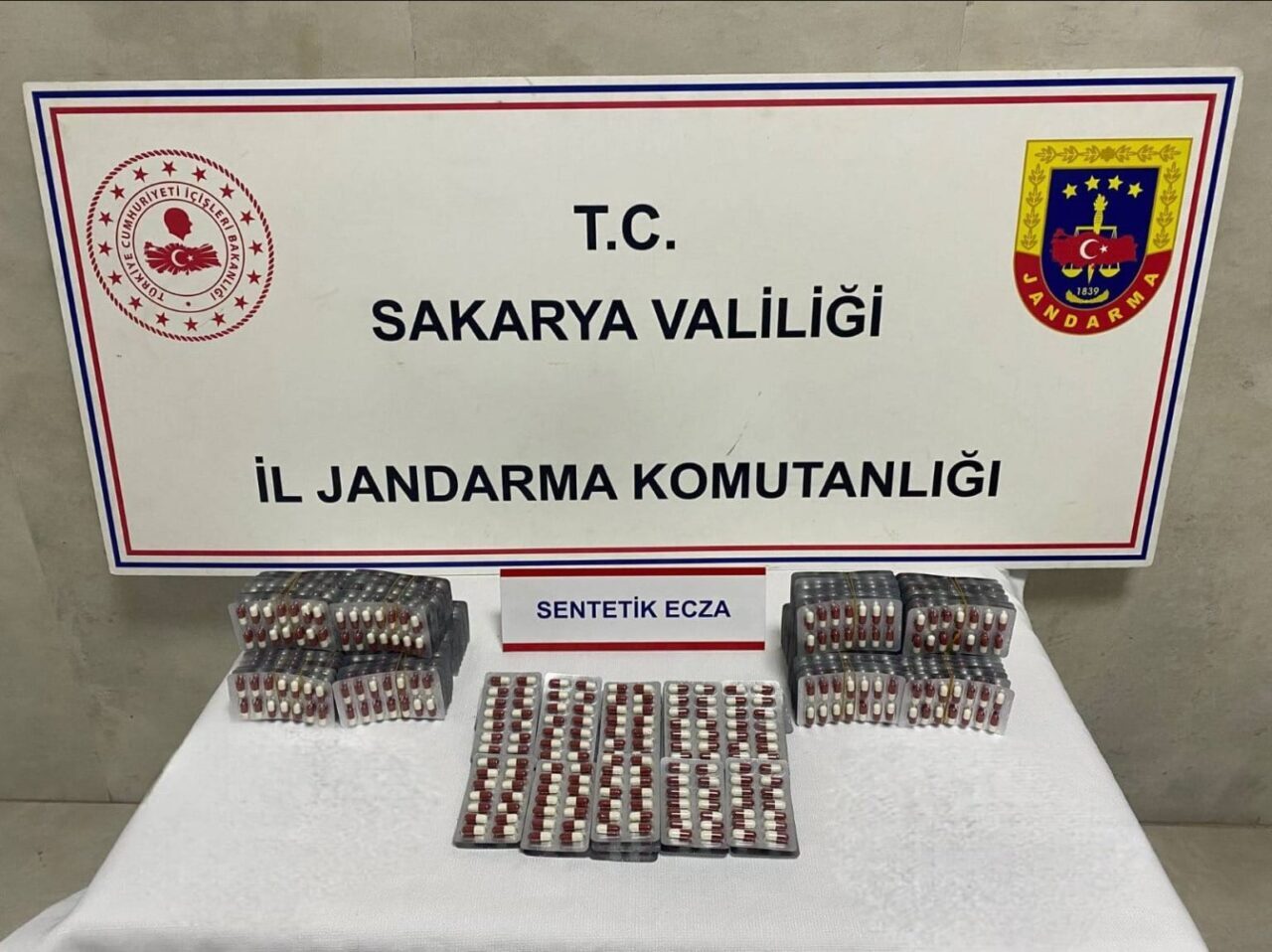 Sakarya'nın Sapanca, Karasu ve Serdivan ilçelerinde jandarma ekiplerinin düzenlediği uyuşturucu