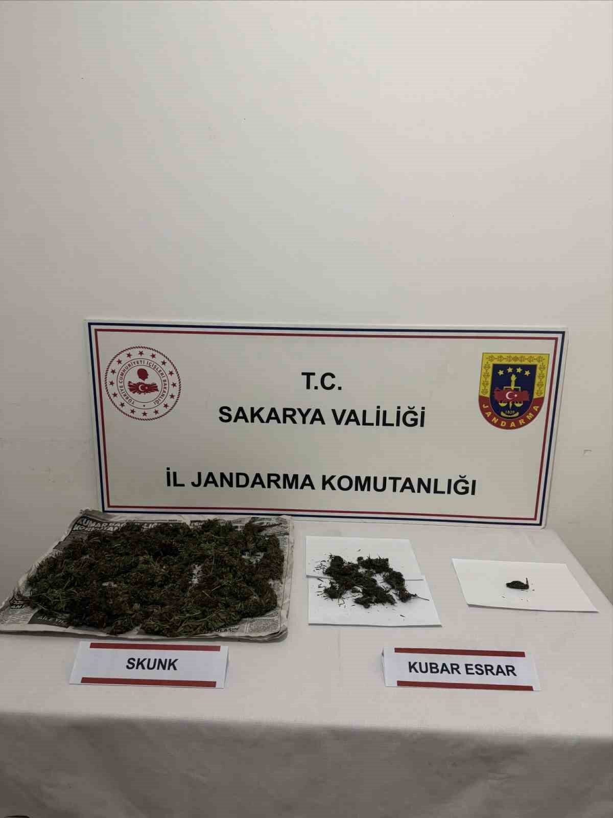 Sakarya'da jandarma, uyuşturucu operasyonu düzenleyerek E.D. (37) ve Y.S. (50)