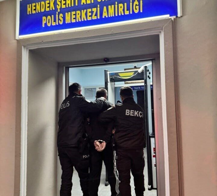 Hendek’te Uyuşturucu Operasyonu: 121,8 Gram Bonzai Ele Geçirildi, Üç Kişi Tutuklandı Hendek'te 10-14 Kasım tarihleri arasında gerçekleştirilen uyuşturucu operasyonlarında 121,8 gram
