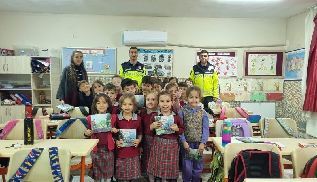 Savatlı İlkokulu’nda Jandarma Trafik Eğitimi ile Öğrencilere Güvenli Sürüş Bilgisi Verildi Aydın'ın Sultanhisar ilçesindeki Salavatlı İlkokulu'nda jandarma ekipleri, öğrencilere trafik eğitimi