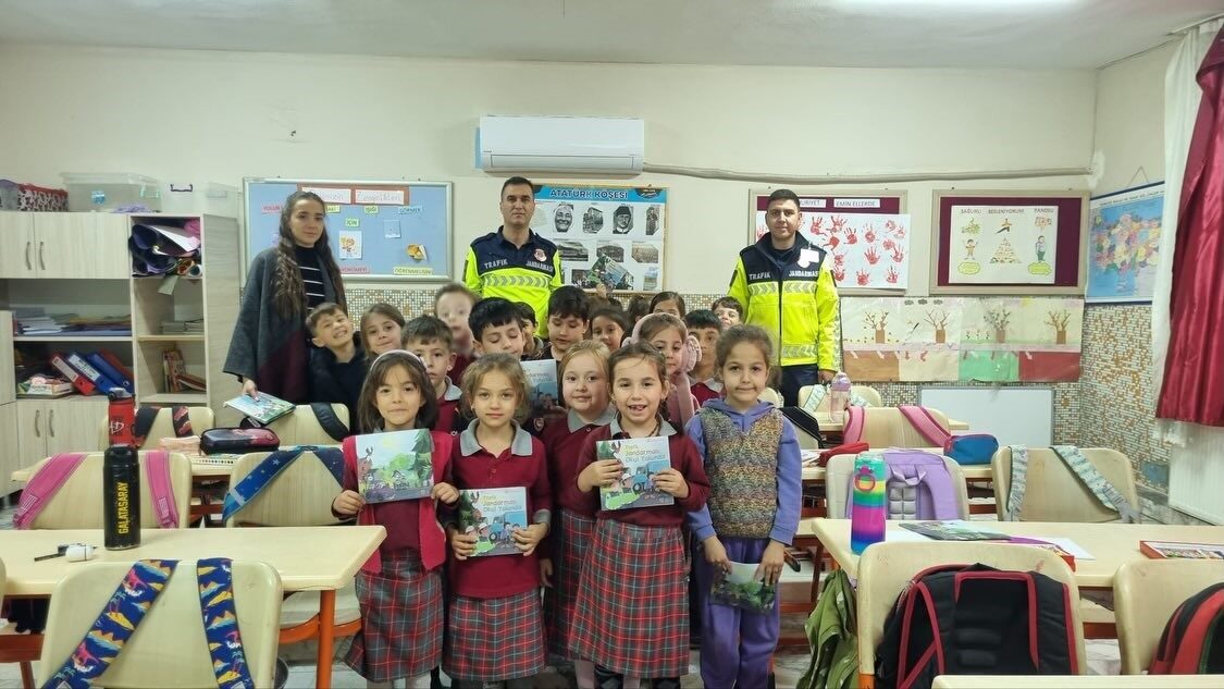 Aydın'ın Sultanhisar ilçesindeki Salavatlı İlkokulu'nda jandarma ekipleri, öğrencilere trafik eğitimi