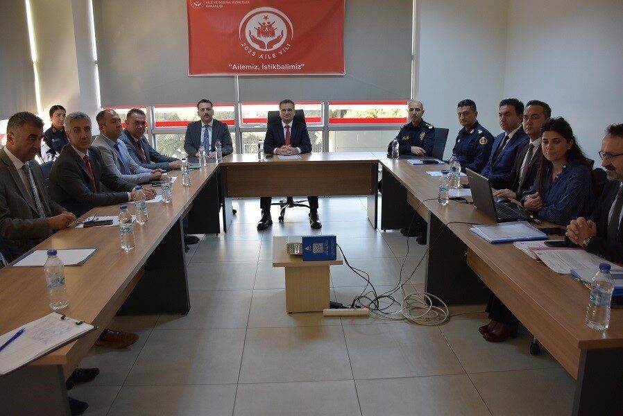 Manisa'nın Salihli ilçesinde, Kaymakam Ali Güldoğan öncülüğünde bağımlılıkla mücadele toplantısı