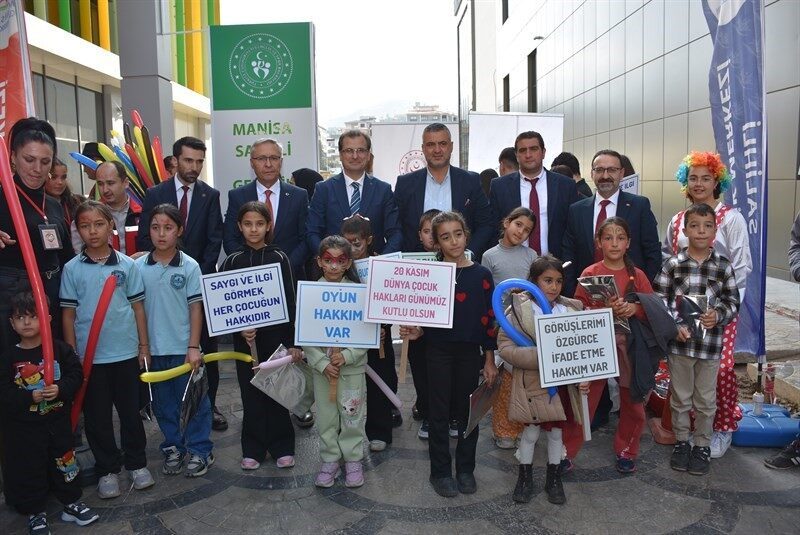 Manisa'nın Salihli ilçesinde 20 Kasım Dünya Çocuk Hakları Günü münasebetiyle