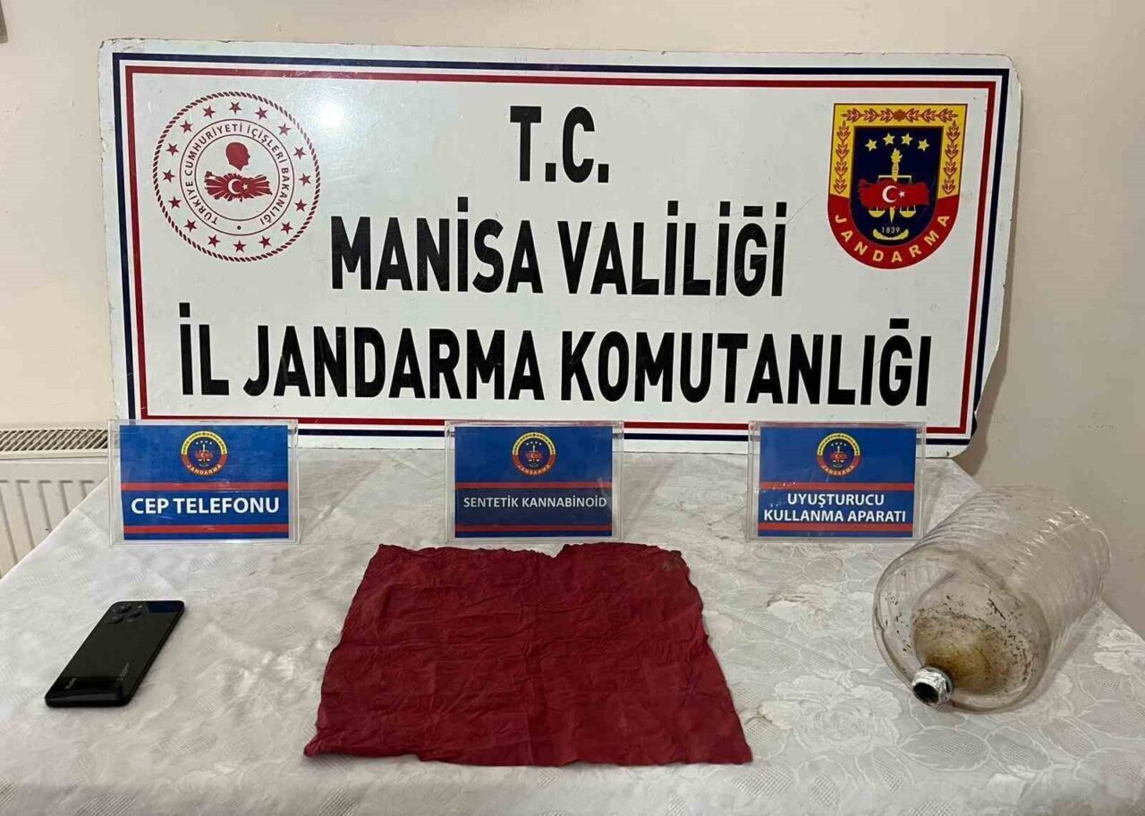 Manisa'nın Salihli ilçesinde jandarma, uyuşturucu satışı yapan E.O. (23) isimli