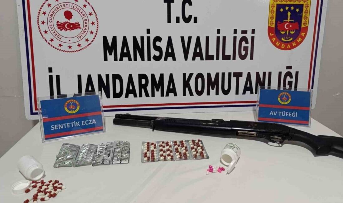 Salihli’de Jandarma Operasyonunda Uyuşturucu Hap ve Av Tüfeği Ele Geçirildi Manisa'nın Salihli ilçesinde düzenlenen operasyonda, 29 yaşındaki Ş.Ç.'nin evinde 91