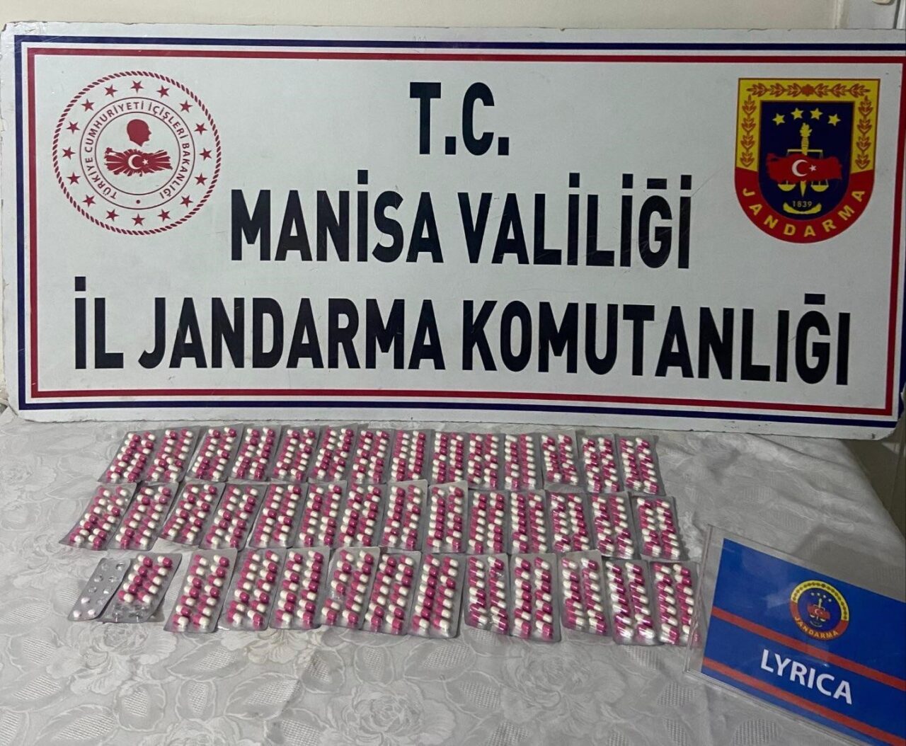 Manisa'nın Salihli ilçesinde jandarma, zehir tacirine yönelik operasyon düzenledi. M.K.