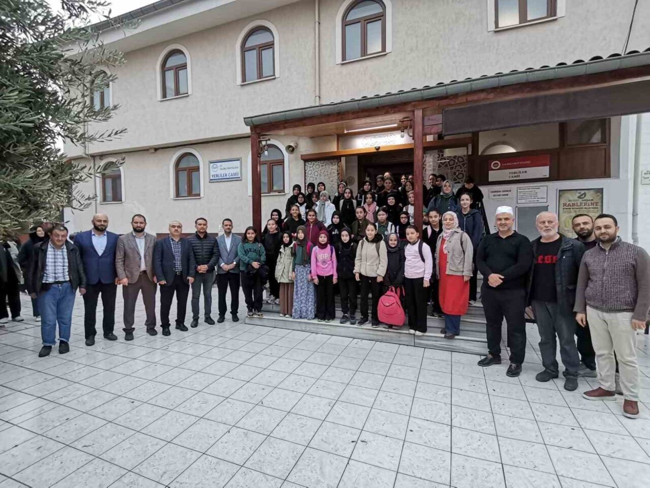 Manisa'nın Salihli ilçesinde "Vakti Kuşanmak" projesi kapsamında öğrenciler sabah namazında