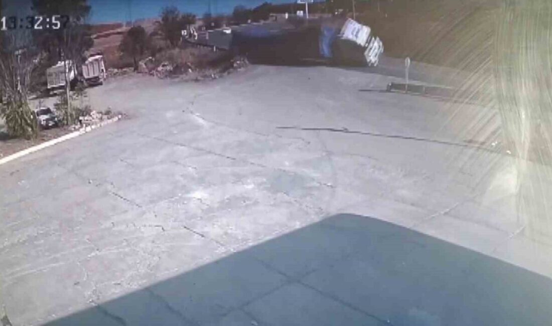 Adıyaman Gölbaşı karayolu Börgenek Rampası'nda Halil Agat yönetimindeki saman balyaları